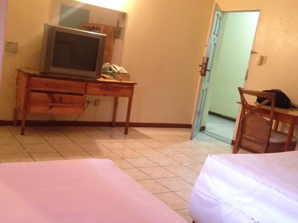 Olympia Crown Hotel Kingston Quarto foto